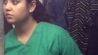 Video Kamera Tersembunyi Dokter Seksi India Saat Berganti Pakaian