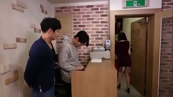 Gadis Tionghoa Polos Dengan Sepatu Tumit Tinggi Yang Menggoda