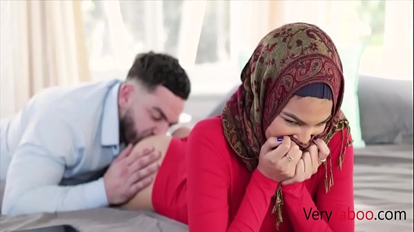Maya Farrell: Adik Tiri Perawan Berkerudung Yang Kugoda