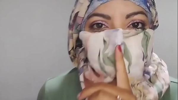 Istri Berhijab Arab Masturbasi Diam-diam Sampai Klimaks Ekstrem Dengan Niqab, Squirt Asli Saat Suami Pergi