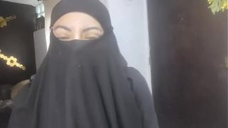 Istri Arab Amatir Yang Menggairahkan Mencucurkan Cairan Pada Niqabnya Sambil Bermasturbasi Saat Suami Sedang Shalat