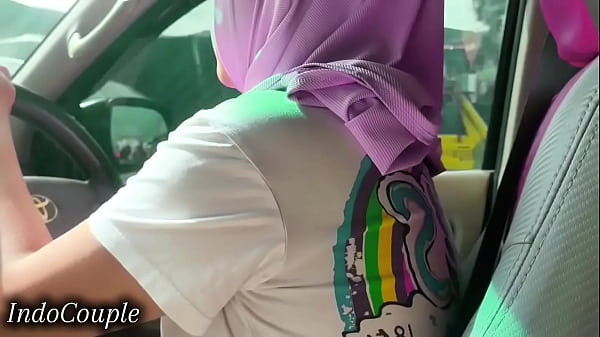 Istri Berhijab Muslim Indonesia Nyetir Sambil Ngentot Kontol Pacar, Video Jakarta Jadi Viral
