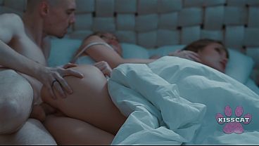 Bokap Tiri Ngentot Dan Crot Di Dalam Anak Tirinya Jessie Ames Sambil Istri Nonton Di Ranjang Yang Sama