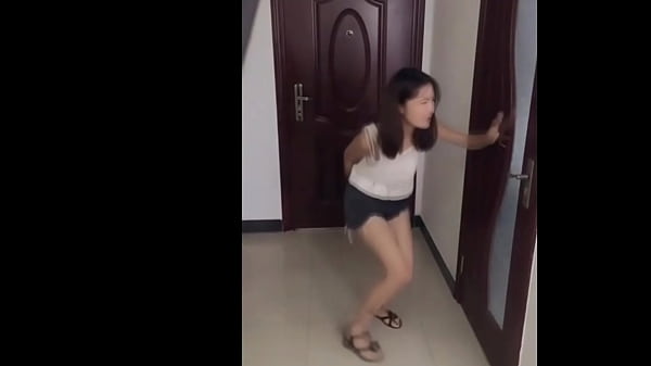 Gadis Tiongkok Sangat Mendesak Untuk Buang Air Kecil