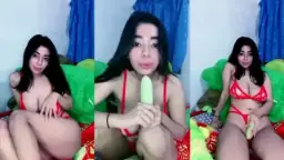 Ica Lagi Asik Mainin Timun Sambil Ngeliatin Om-omek