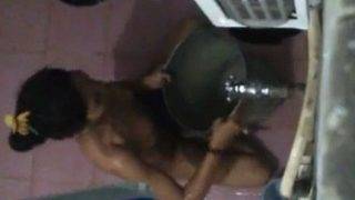 Video Pengintip Pembantu India Mandi