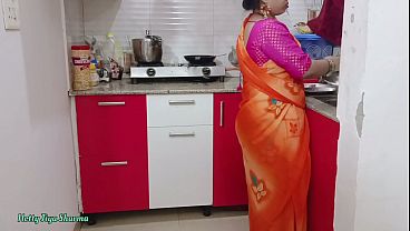 Desi Bhabhi Digituju Di Dapur, Dihajar Kontol Besar Sampai Meraung