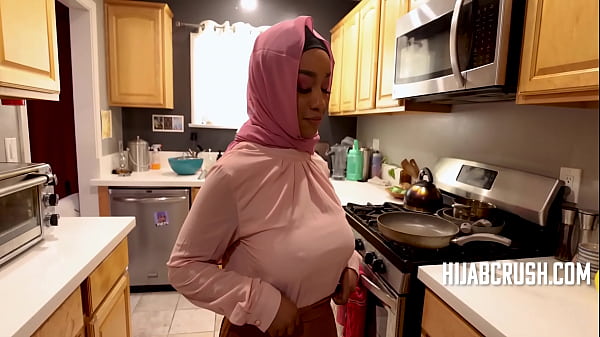 Curvy Ebony Hijabnya Melaju Kencang Kayak Pro- Lily Starfire