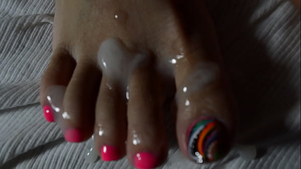 Sperma Mengalir Deras Di Kaki Seksi Istri Asia