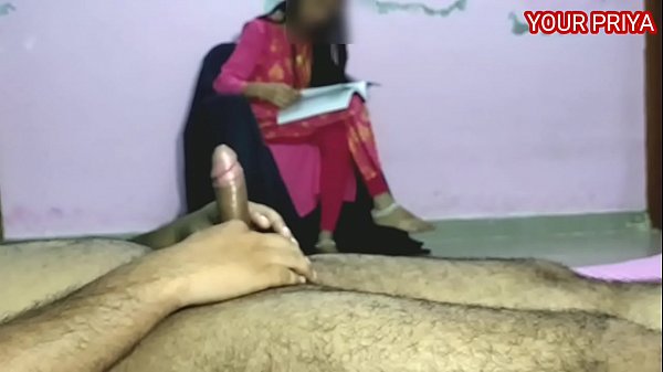 प्रिया को चोदकर गांड फाड़ दी, हिंदी में कराहते हुए।