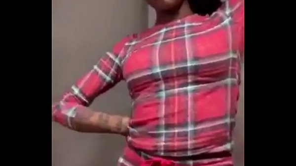 Asian Doll Goyangin Pantat Montoknya Yang Kayak Buah Plum Di Instagram Live Sambil Nyanyi Lagu Baru, Bibirnya Main Gerak-gerak Bikin Pengin Digigit.
