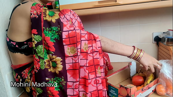 भारतीय देसी फल बेचने वाली गरम औरत ने ग्राहक से सौदेबाजी करते हुए जबरदस्त चुदाई की हिंदी ऑडियो