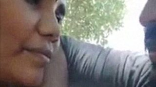 Eksekutif It Tamil Ngewe Mulut Pacar Di Taman, Crot Di Mana-mana