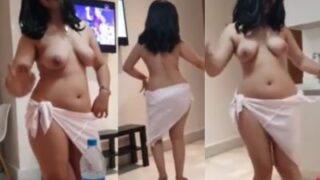 Tante Seksi Goyang Bugil Panas Di Lagu Bollywood Bikin Makin Ngilu.