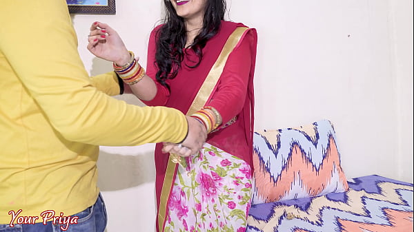 Desi Bhabhi Dikh Rahi Hai, Muh Mein Leke Chod Rahi Hai, Fir Gand Mein Zor Se Pel Diya. Hindi Xxx Video.