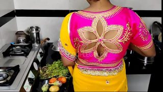 Saat Di Dapur, Mertua Lagi Digenjot Adik Ipar, Soalnya Istri Lagi Ke Pasar.