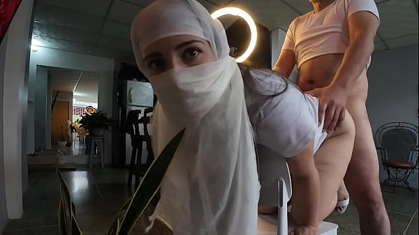 Ngentot Sambil Jilbab Dibuka, Kontol Mancing Ke Dalam Pantat Sampai Muncrat
