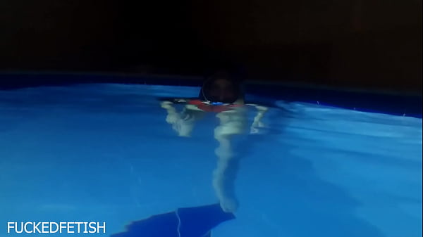 Helen Star Pake Baju Renang Seksi, Masker Malam, Main Di Kolam Sambil Bikin Panas.