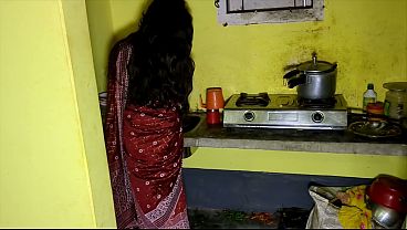 Devar Ngeliat Bhabhi Sendirian Di Dapur, Langsung Gas Pol Masukin Kontol Ke Memeknya