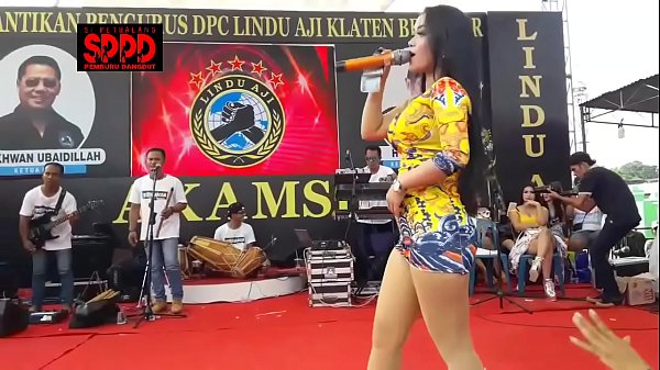Tarian Erotis Indonesia – Sintya Riske Bergoyang Liar Di Atas Panggung, Bikin Mendingin