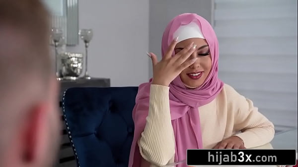 Petit Cewek Hijab Manis Digebrak Sambil Tetep Pake Kerudungnya.