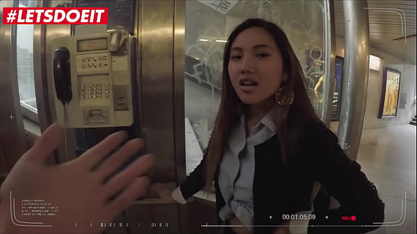 Nikmatin Aja, Cewek Thailand Kecil Ngangkang Di Luar Negeri, Kontol Gede Ngehajar Dari Depan.
