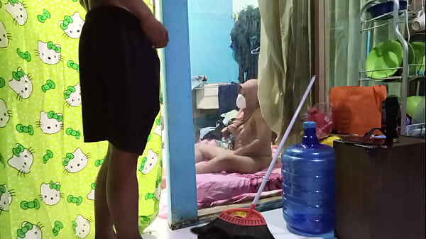 Ngentotin Istri Temen Yang Lagi Sibuk Mainin Memek Sendiri.