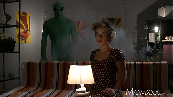 Ibu Rumah Tangga Kesepian Dirogoh Dalam-dalam Oleh Alien Pas Malam Halloween.