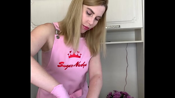 Wanita Rusia Montok Lagi Cabutin Bulu Kontol