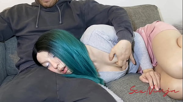 Biarin Aja Gue Rebahan Di Paha Kakak Tiri, Pengen Banget Tidur Sambil Ngerasain Hangatnya.