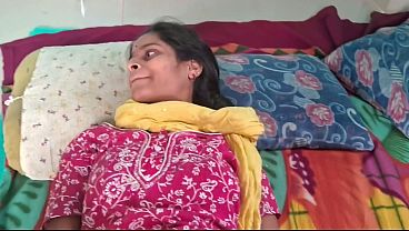 Desi Bhabhi Dikha Rahi Thi Daba Ke, Padosi Ne Choda Zor Se