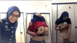 Hijab Basah Kering Di Kamar Mandi Kantor, Sange Lihat Celana Dalam