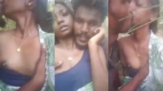 Video Mesum Pasangan Desi Di Semak-semak, Crot Di Luar