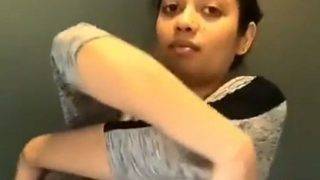 Video Nisha Buka Baju Tshirt Desi, Goyang Panas Bikin Makin Liar.