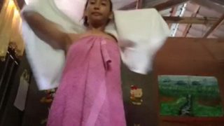 Wanita Desa Lokal Telanjang Bulat Di Gubuk Seng, Siap Dimanjain Penuh Nafsu.