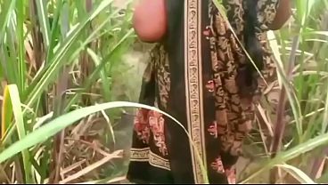 Ibu Dan Anak Tiri Ngentot Di Luar Rumah Kampung, Bikin Basah Kena Angin.