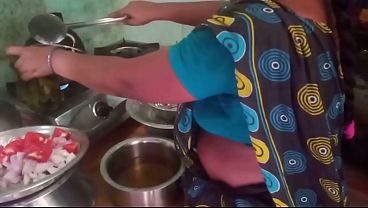 Ibu Rumah Tangga India Mainin Kontol Pacar Sambil Masak, Basah Semua Dapur.