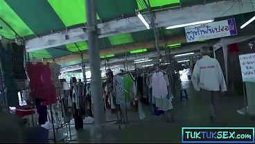 Lidahnya Ditusuk, Si Thai Milf Kecil Digebrak Dua Bule Liar