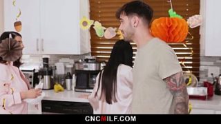 Ibu Tiri Marica Yang Seksi Akhirnya Tahu Tradisi Keluarga Yang Bebas Pakai.