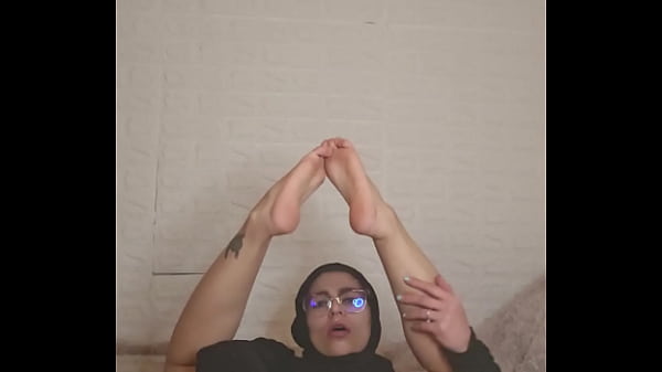 Ibu Rumah Tangga Arab Mia Pamer Kaki Seksi Di Balik Niqab