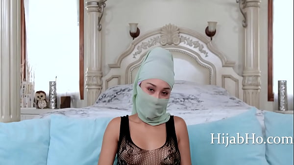 Ibu Tiri Berhijab Merayu – Cali Lee