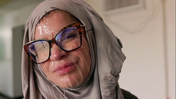 Hijab Cosplay – Ibu Bule Amerika Dimuncratin Muka