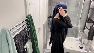 Omg! Gak Nyangka Cewek Arab Bisa Gitu. Aku Ngintip Cewek Muslim Berhijab Lagi Colmek Di Kamar Mandi.