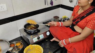 कोमल दिवाली पर नमकीन बना रही थी, देवर ने भाभी को जोर से पकड़ लिया