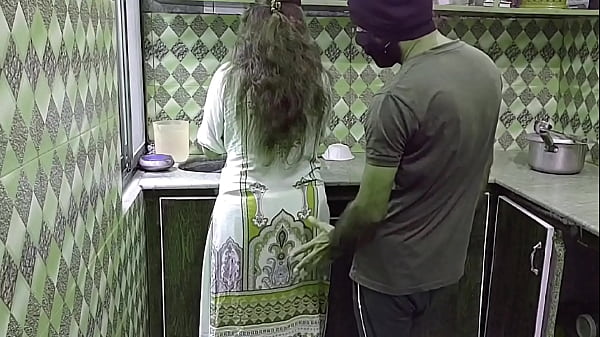 Bini Orang Lagi Sibuk Di Dapur, Tiba-tiba Digocok Dari Belakang, Suara Desahan Hot Hindi
