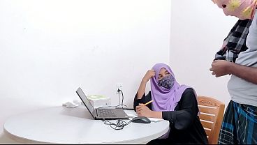Bankir Hijab Seksi Digebuk Petani Desa, Desi Ngentot Panas Xxx