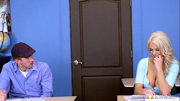 Guru Kenzie Taylor Pamerin Tete Gede Di Sekolah, Bikin Murid-murid Tegang