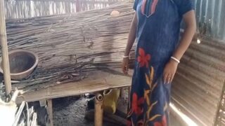 Bihari Babu Ngebut Malkinnya Di Gubuk Terbuka, Sambil Ngerasain Sensasi Liar Di Alam Bebas.