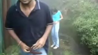 Video Mesum Pasangan Horny Ngewe Di Tengah Hujan, Basah Kuyup Dan Penuh Gairah