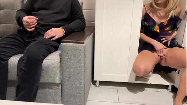 Ibu Tiri Ngintip Anak Tiri Nonton Bokep Sambil Colok, Lalu Ngewe Dia Sampai Puas.